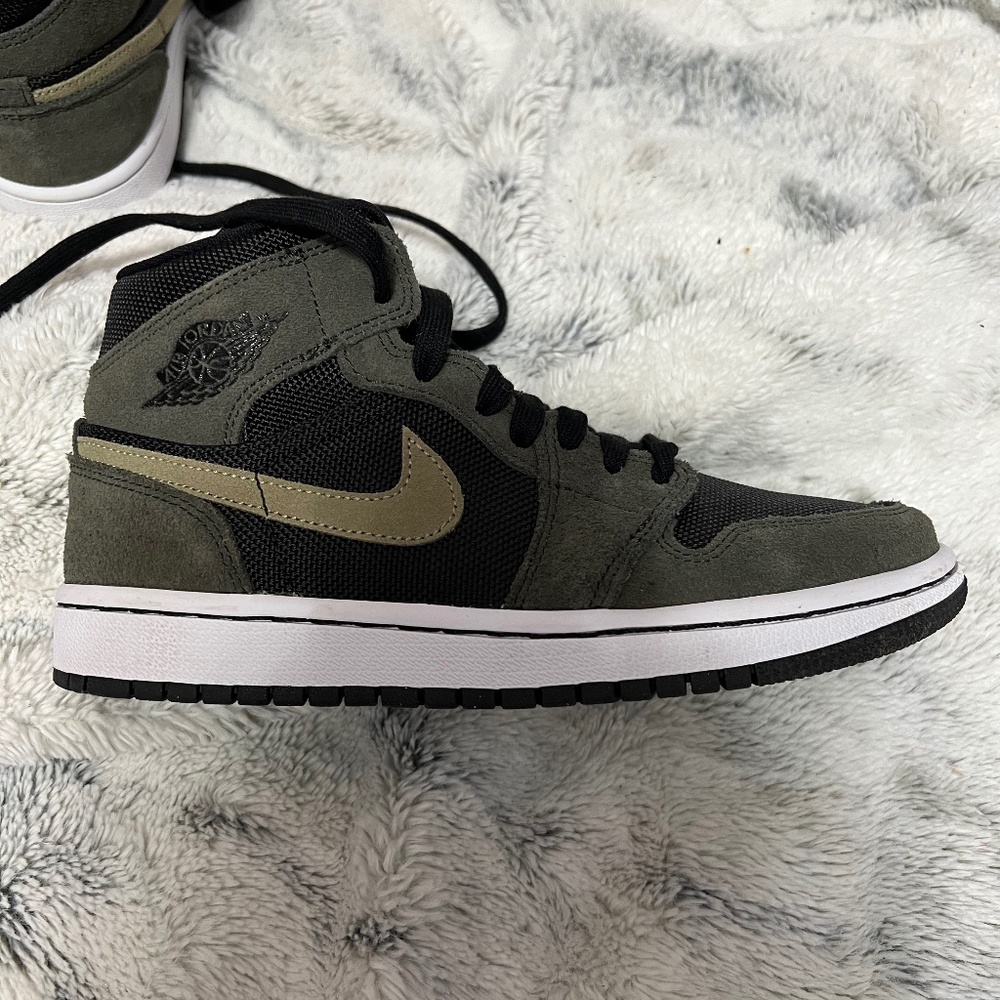 Nike - Olive Green